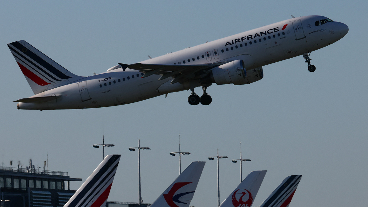 An Air France airplane takes off from Charles de Gaulle airport, in Roissy-en-France, near Paris, France, April 30, 2026. REUTERS/Gonzalo Fuentes