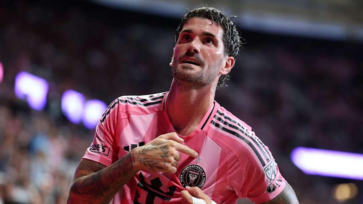  Rodrigo De Paul made sure the Inter Miami fans knew they were appreciated. | Leonardo Fernandez/MLS/Getty Images 