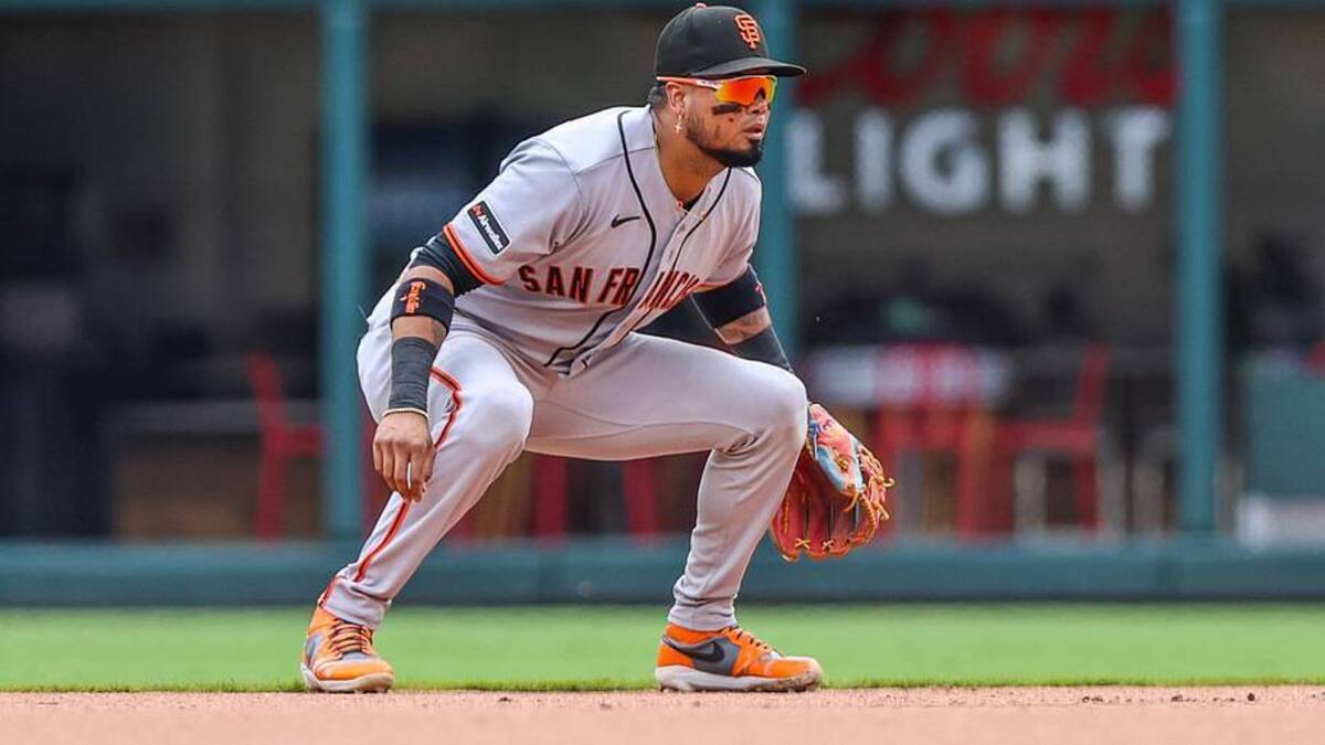  San Francisco Giants second baseman Luis Arraez (1) waits to field the ball against the Atlanta Braves during the eighth inning at Truist Park. | Jordan Godfree-Imagn Images 