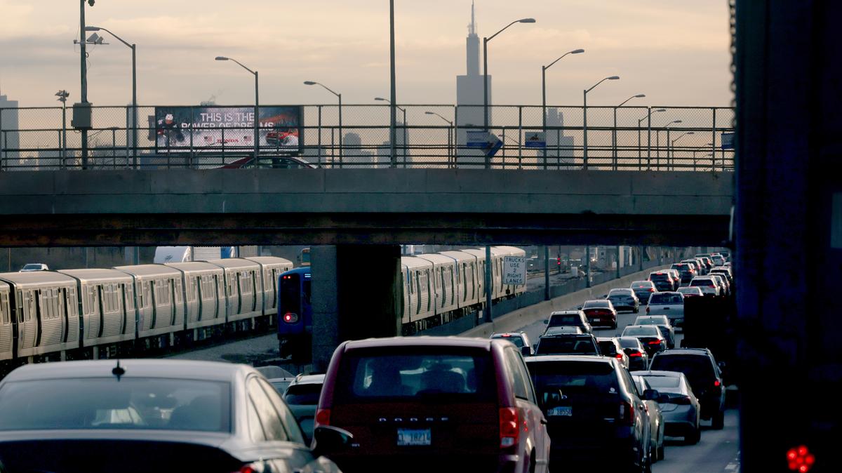 Vehicles crawl east along the Eisenhower Expressway during the morning rush period in Chicago on Feb. 12, 2026. (Antonio Perez/Chicago Tribune)