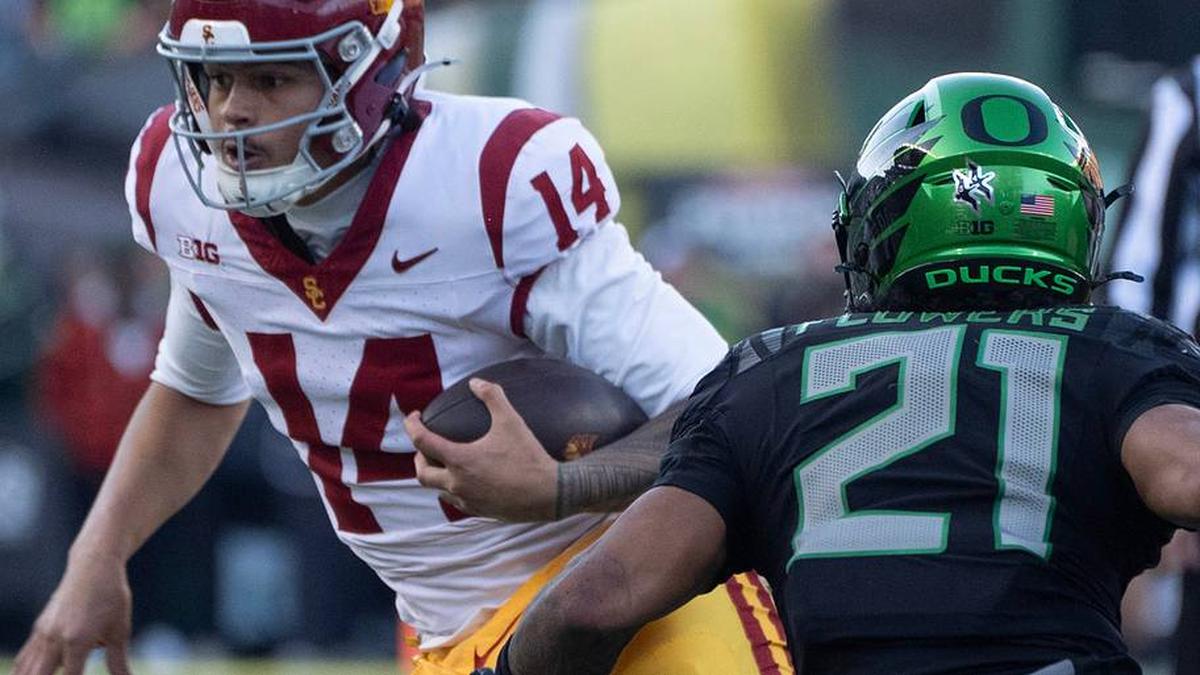  Southern California's Jayden Maiava, center, scrambles against Oregon during the second half Nov. 22, 2025. | Chris Pietsch/The Register-Guard 