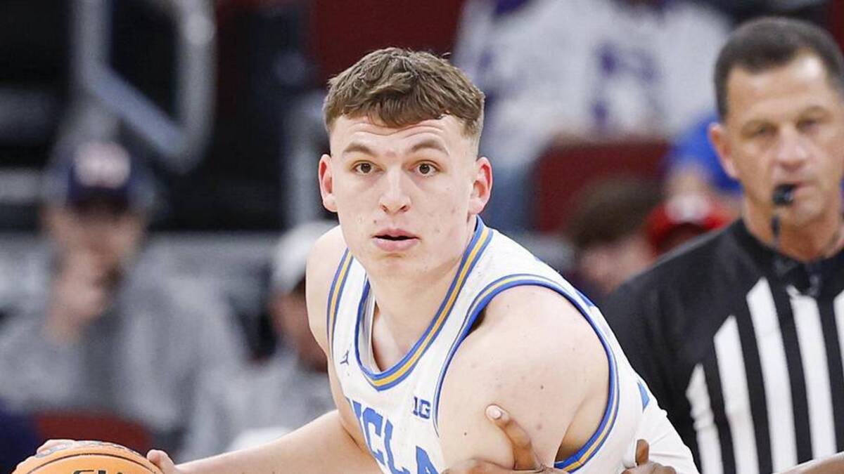  Mar 12, 2026; Chicago, IL, USA; UCLA Bruins forward Tyler Bilodeau (34) looks to pass the ball against the Rutgers Scarlet Knights during the first half at United Center. Mandatory Credit: Kamil Krzaczynski-Imagn Images | Kamil Krzaczynski-Imagn Images 