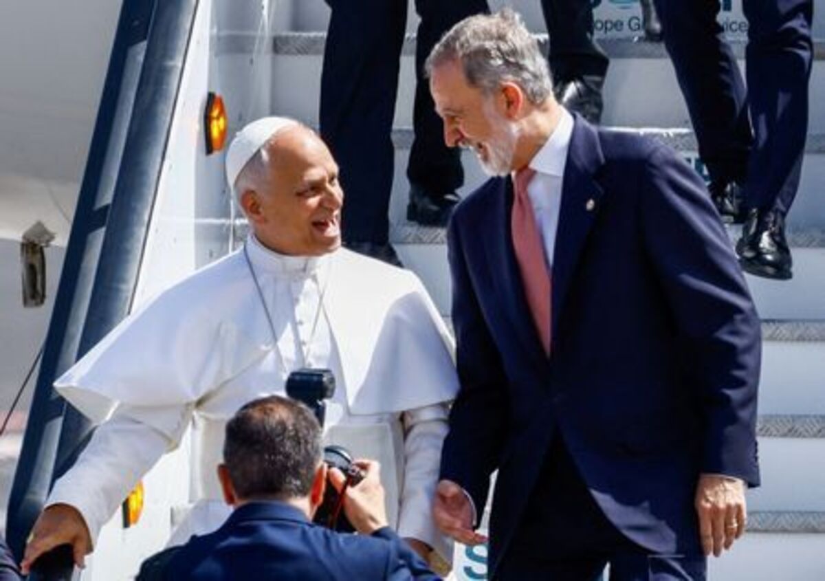 Pope Leo XIV and Spain's King Felipe VI leave the plane from which the Pope was due to depart on, following an incident at Tenerife Norte–Ciudad de La Laguna Airport, according to local media, Canary Islands, Spain, June 12, 2026, at the end of a seven-day apostolic journey to Spain, with visits to Madrid, Barcelona and the Canary Islands, where he met with migrants and humanitarian organizations. REUTERS/Borja Suarez