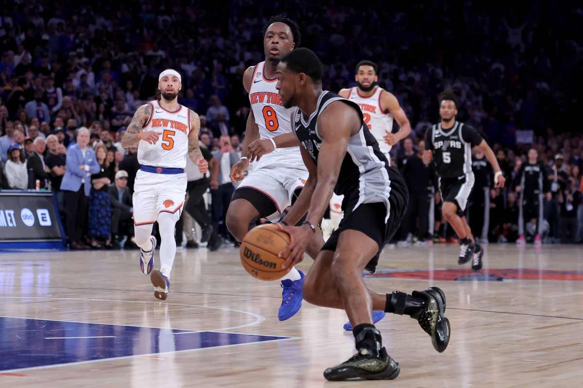  Jun 10, 2026; New York, New York, USA; San Antonio Spurs guard De'aaron Fox (4) drives to the basket against New York Knicks forward OG Anunoby (8) during the fourth quarter of game four of the 2026 NBA Finals at Madison Square Garden. Mandatory Credit: Brad Penner-Imagn Images 