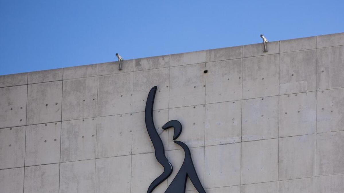 Los Angeles, CA - November 07: The SAG-AFTRA sign, photographed along Wilshire Boulevard, on the SAG-AFTRA building in Los Angeles, CA, Tuesday, Nov. 7, 2023. (Jay L. Clendenin / Los Angeles Times)