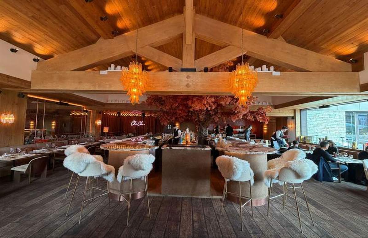  The dramatic centerpiece bar at ChaChа, Résidence 1850 - where alpine chalet warmth meets upscale après-ski style. Photo credit: Liana Moore 