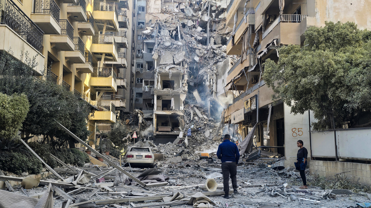 People look at the damages at the site of an Israeli strike in Tyre, southern Lebanon, on May 28, 2026. (Kawnat Haju/AFP/Getty Images/TNS)