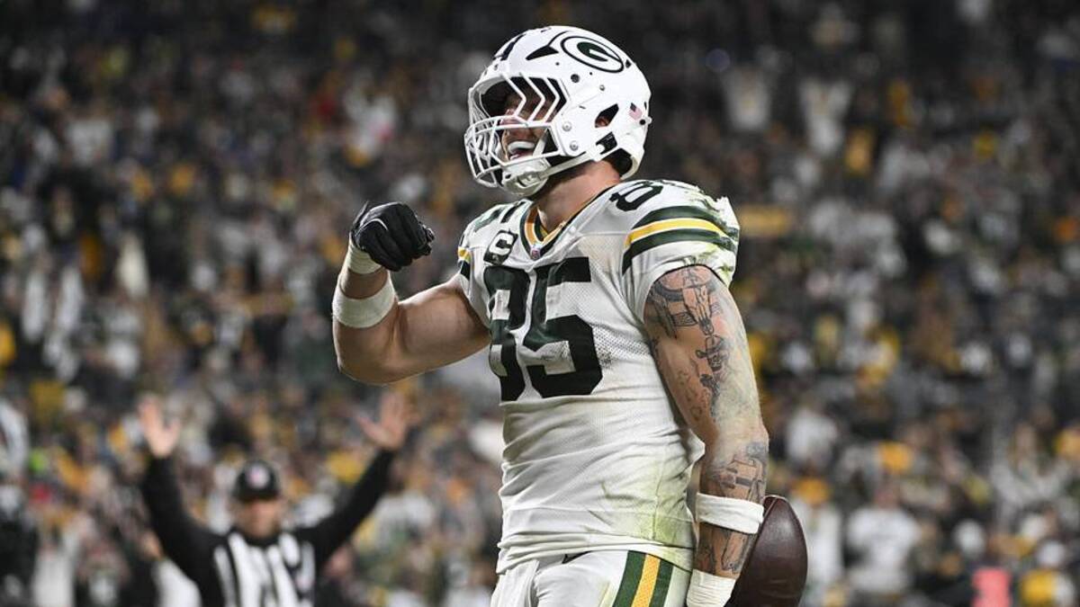  Green Bay Packers tight end Tucker Kraft (85) celebrates his touchdown against the Pittsburgh Steelers during the fourth quarter at Acrisure Stadium. | Barry Reeger-Imagn Images 