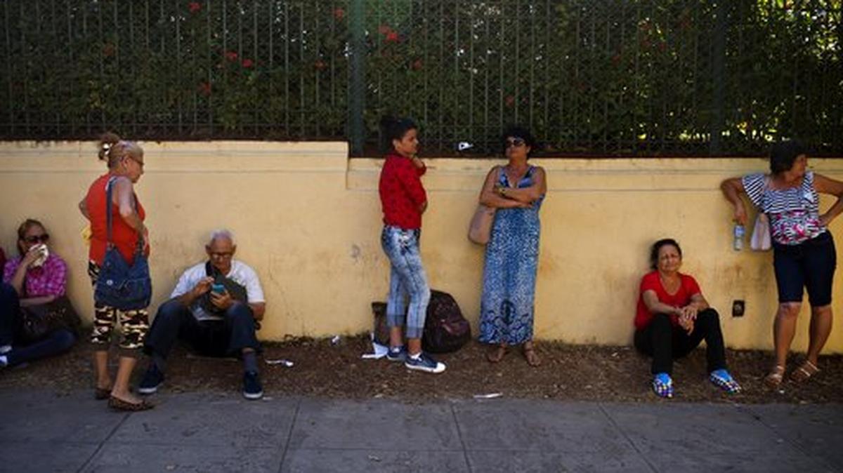 Foto de archivo. Varias personas hacen fila afuera de la embajada colombiana en La Habana para pedir visas, el viernes 2 de marzo del 2018.