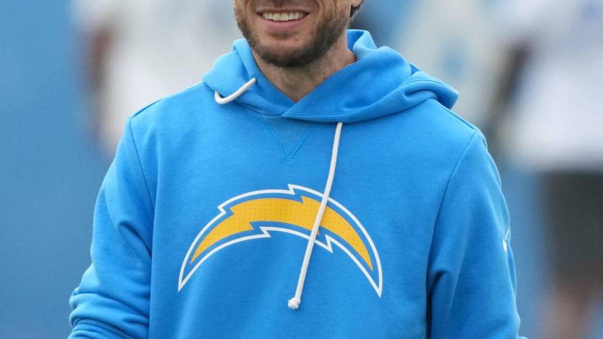  May 11, 2026; El Segundo, CA, USA; Los Angeles Chargers offensive coordinator Mike McDaniel during offseason workouts at The Bolt. Mandatory Credit: Kirby Lee-Imagn Images | Kirby Lee-Imagn Images 