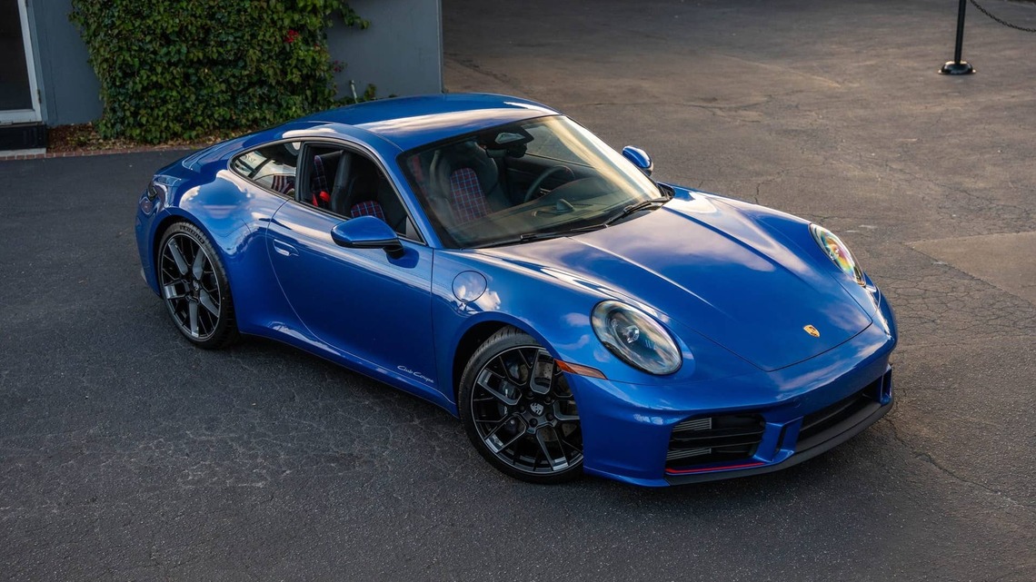 Porsche Really Doesn't Want You to Buy a Manual 911