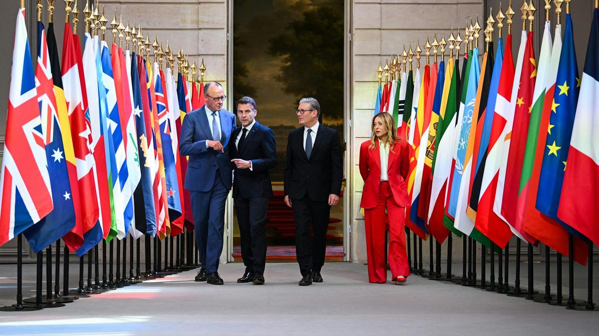 German Chancellor Friedrich Merz, French President Emmanuel Macron, British Prime Minister Keir Starmer and Italian Prime Minister Giorgia Meloni arrive for a press conference at the Elysee Palace in Paris on April 17, 2026. 