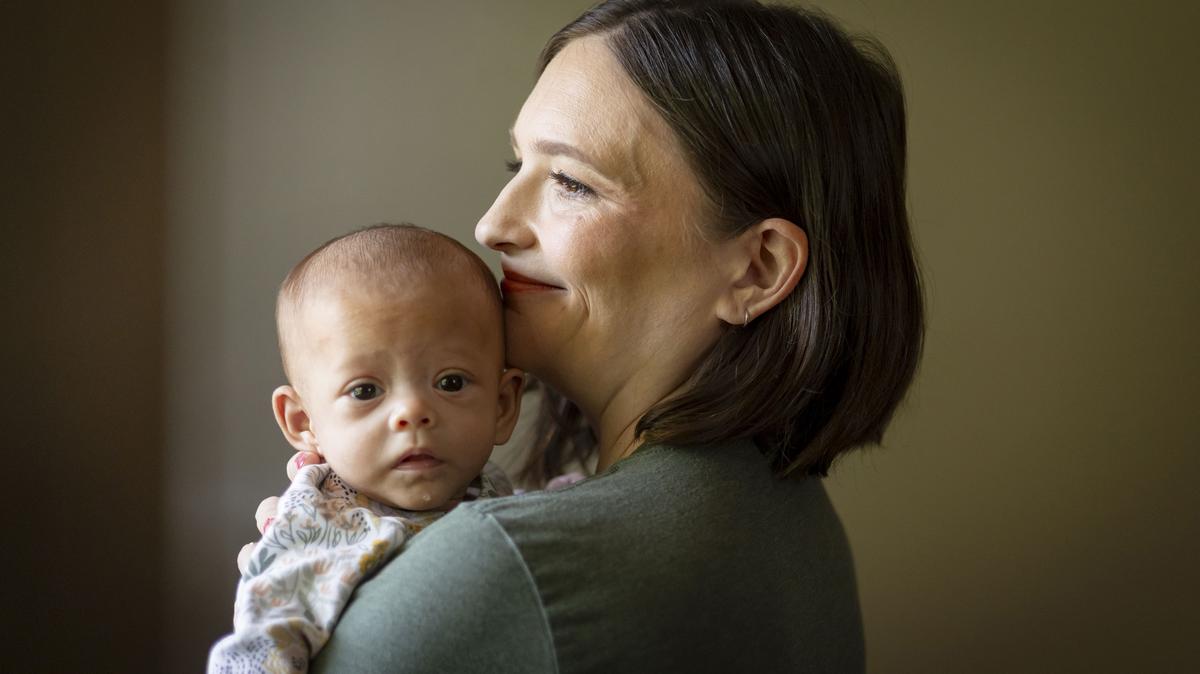 Chelsea Cheveria holds her newborn daughter Zairah on May 6, 2026, at their home in Chicago’s Logan Square neighborhood. After giving birth in February, Cheveria developed blood clots in her lungs that immediately sent her into cardiac arrest. She was saved by the medical staff at Northwestern Medicine Prentice Women’s Hospital. (Brian Cassella/Chicago Tribune/TNS)