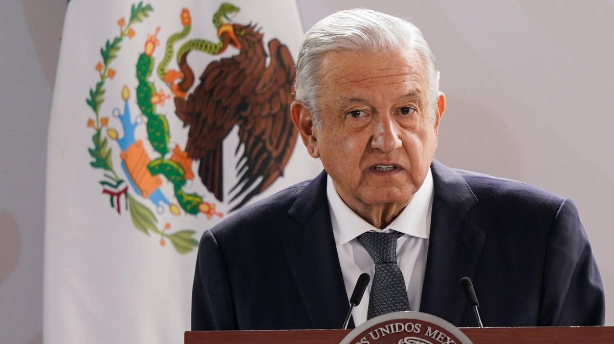 ARCHIVO - El presidente mexicano Andrés Manuel López Obrador da un discurso durante una ceremonia en el Zócalo de Ciudad de México, el 13 de agosto de 2021. (AP Foto/Eduardo Verdugo, archivo)