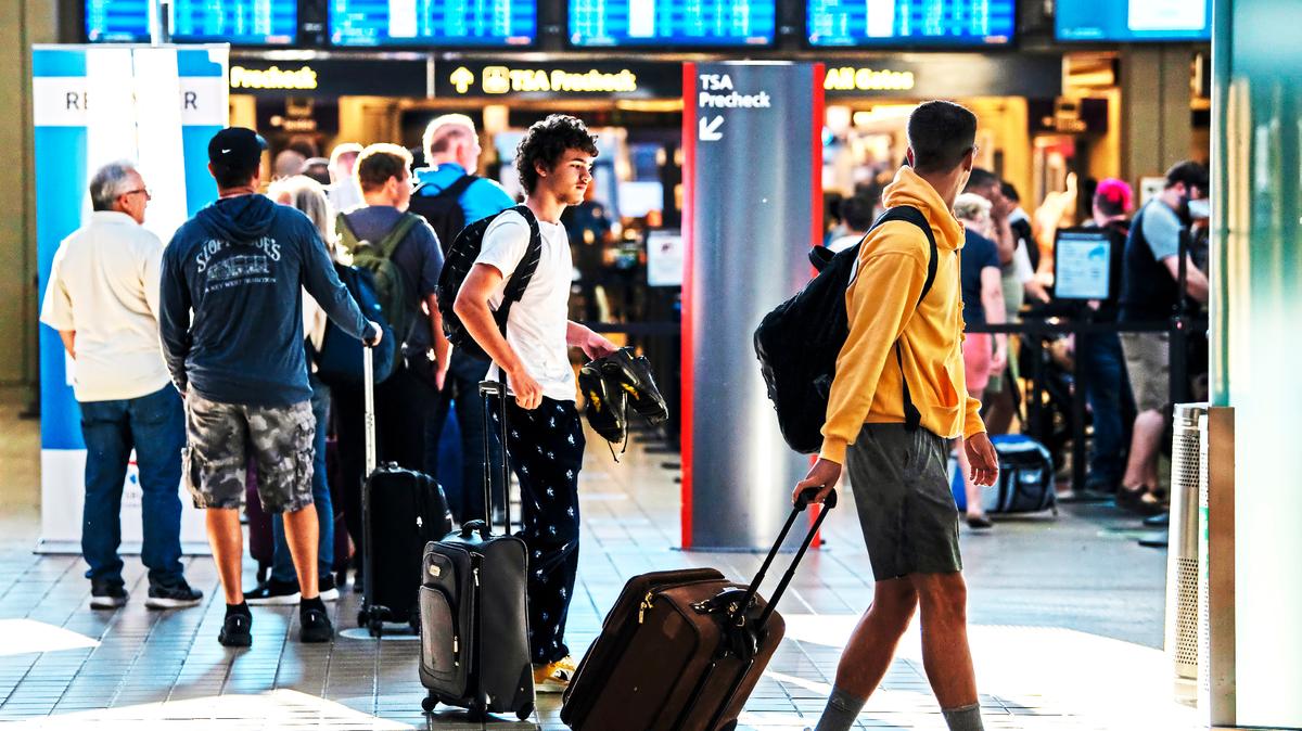 Los pasajeros pasan un control de seguridad el jueves 30 de junio de 2022 en el Aeropuerto Internacional de Pittsburgh en Moon Township, Pensilvania.