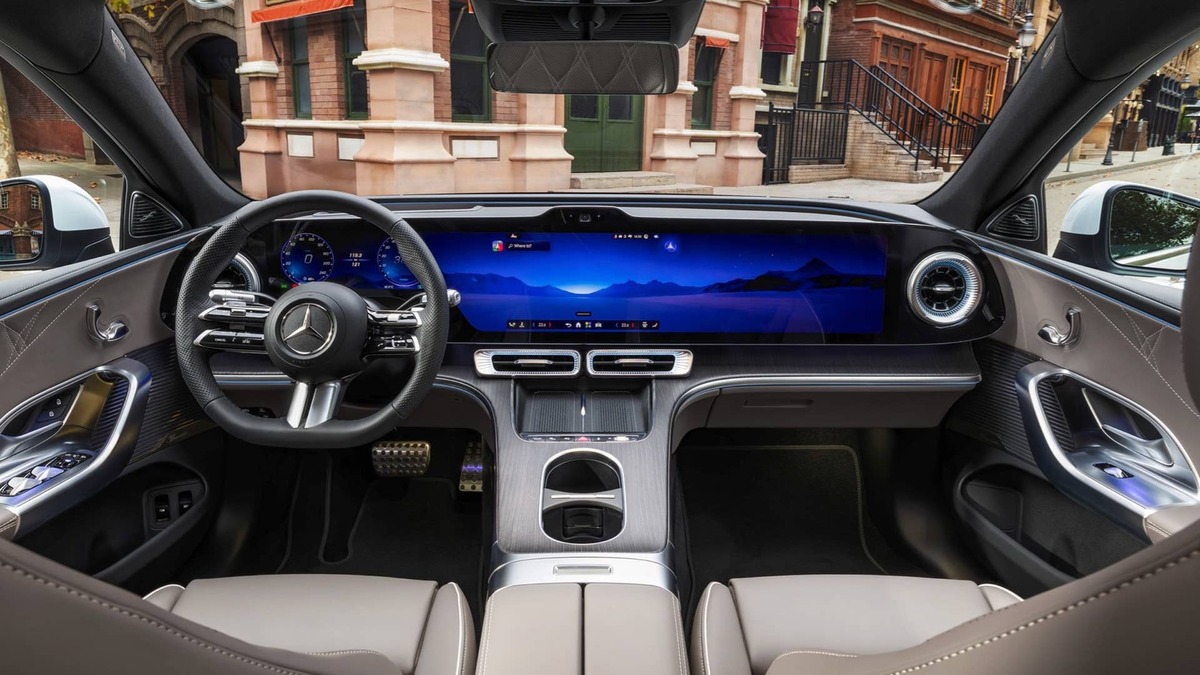  Mercedes' Top-End range of cars declined by 10% globally in Q2. Mercedes-Benz