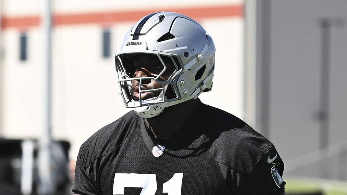  May 28, 2026; Henderson, NV, USA; Las Vegas Raiders offensive tackle DJ Glaze (71) warms up during organized team activities at Intermountain Health Performance Center. Mandatory Credit: Candice Ward-Imagn Images | Candice Ward-Imagn Images 
