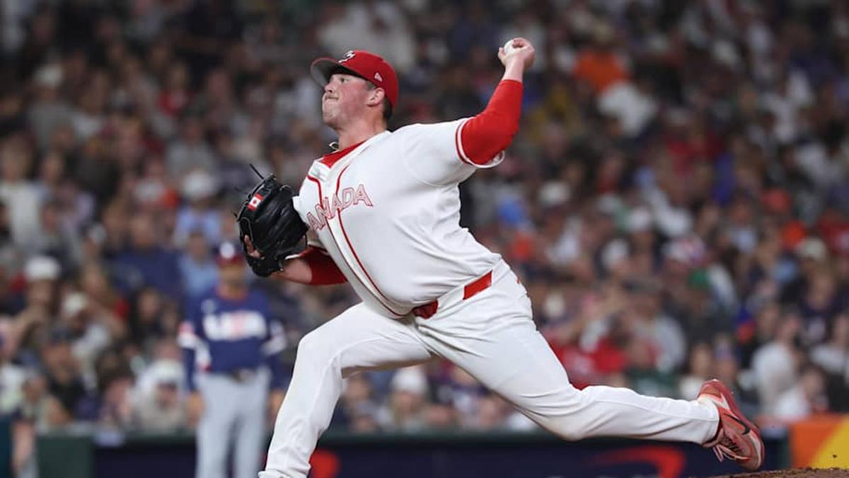  Canada relief pitcher Matt Wilkinson (35) throws during the eighth inning against the United States during a quarterfinal game of the 2026 World Baseball Classic at Daikin Park. | Troy Taormina-Imagn Images 