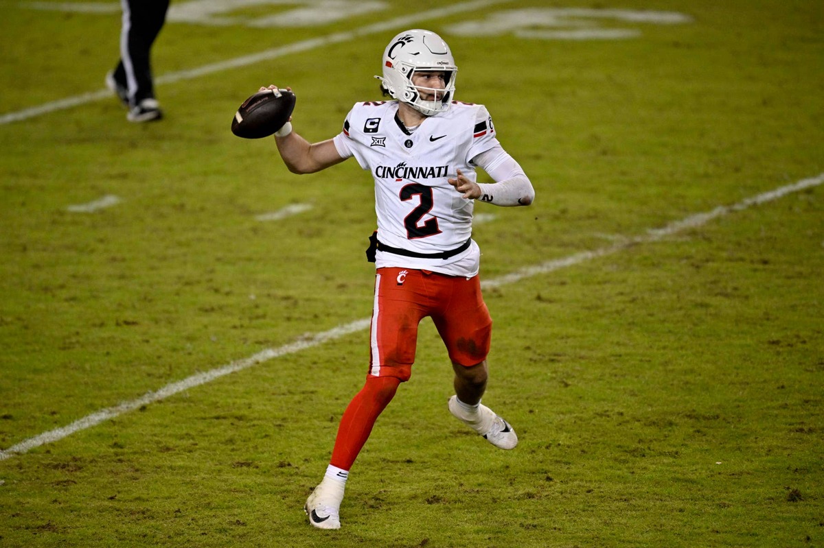  Nov 29, 2025; Fort Worth, Texas, USA; Cincinnati Bearcats quarterback Brendan Sorsby (2) throws the ball during the second half against the TCU Horned Frogs at Amon G. Carter Stadium. Mandatory Credit: Jerome Miron-Imagn Images 