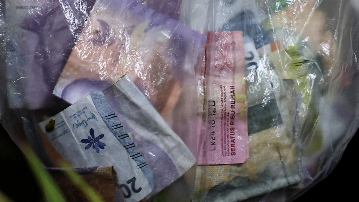 Indonesian rupiah bank notes inside a plastic bag at a traditional market in South Tangerang, on the outskirts of Jakarta, Indonesia, June 5, 2026. REUTERS/Willy Kurniawan