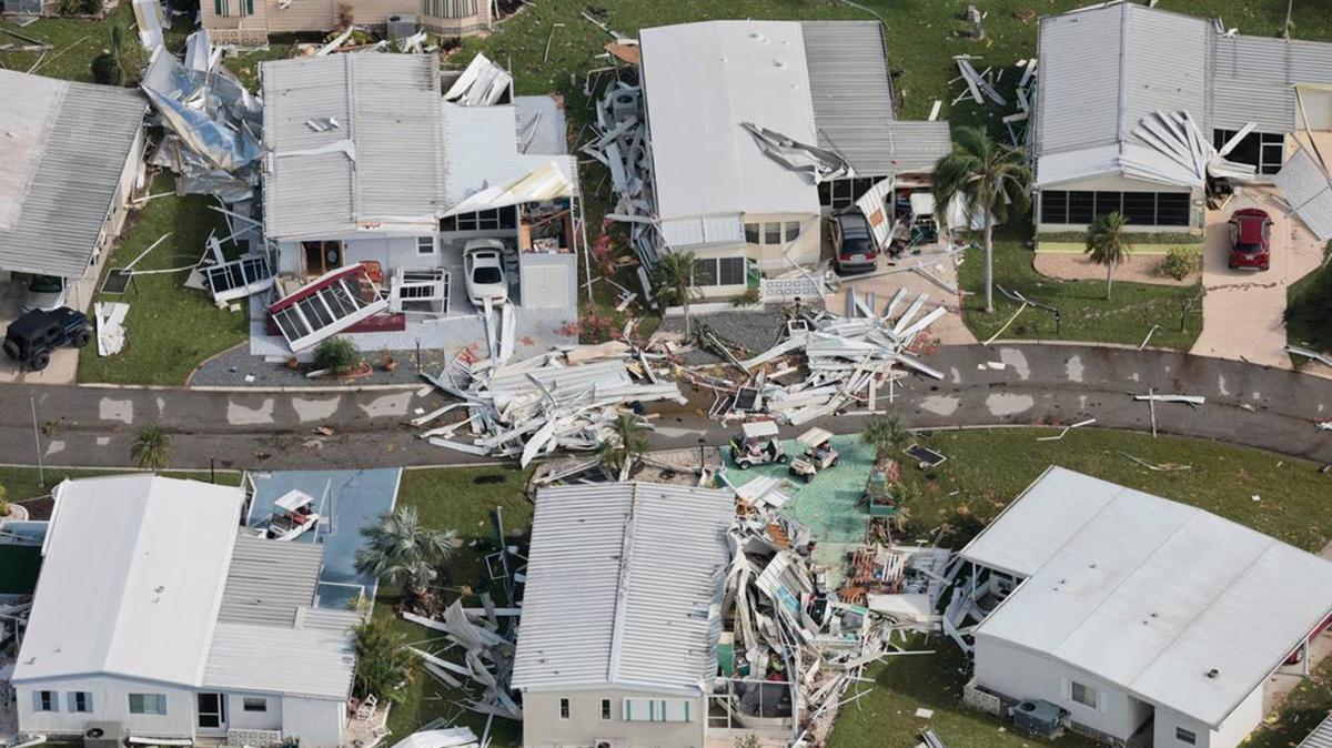 Vista aérea de las casas dañadas por el huracán Ian en los alrededores de Fort Myers en septiembre de 2022 (Al Diaz/Miami Herald/TNS).