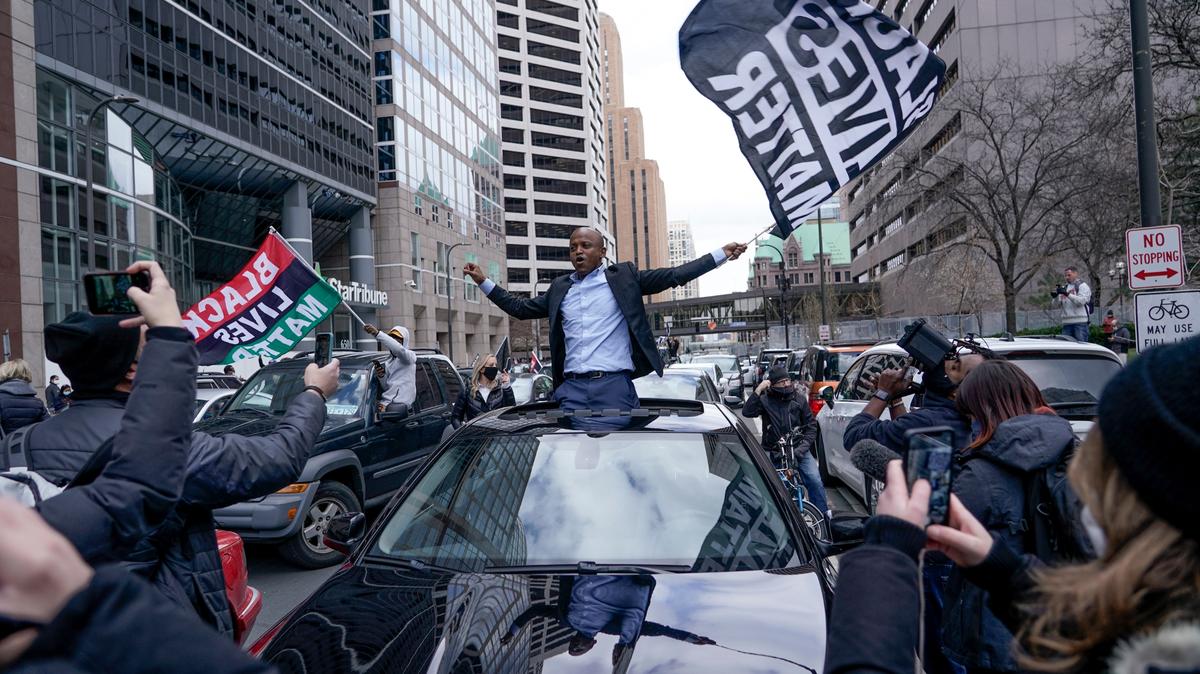 Decenas de personas celebran frente al tribunal del Condado Hennepin en Minneapolis, Minnesota, el miércoles 20 de abril de 2021, después que un jurado declaró al ex policía Derek Chauvin culpable de asesinar a George Floyd.