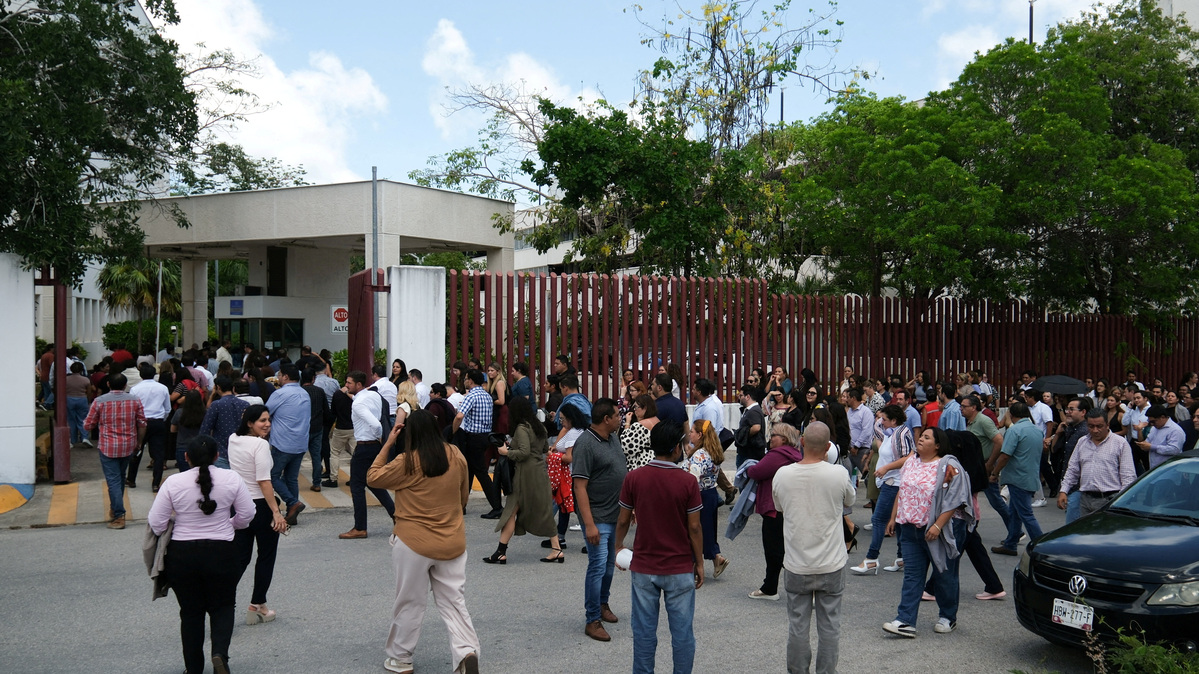 Employees return to the Federal Judiciary building following an evacuation after a 6.1-magnitude earthquake struck off the coast of Cuba and was felt in the Mexican resort cities of Cancun, Playa del Carmen and Tulum, in Cancun, Mexico, June 8, 2026. REUTERS/Paola Chiomante