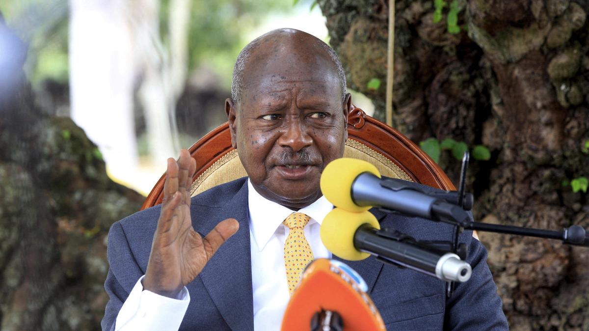 FILE PHOTO: Uganda incumbent and President elect Yoweri Museveni addresses the nation at his country home in Rwakitura, Kirihura district in western Uganda, February 21, 2016. REUTERS/James Akena/File Photo