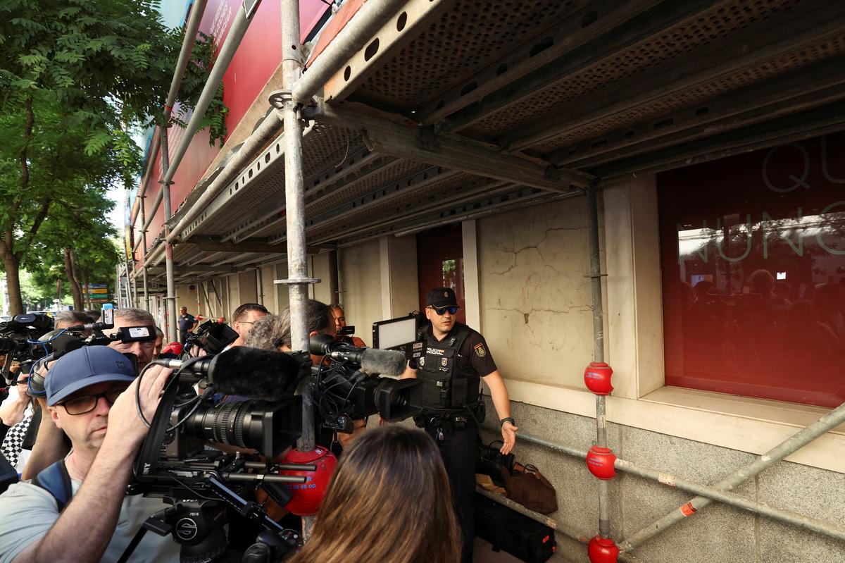 Members of the media work outside as Spanish police cordon off access to the Socialist Party's headquarters on a judicial order to gather information on a possible illegal financing scheme, in Madrid, Spain, May 27, 2026. REUTERS/Violeta Santos Moura