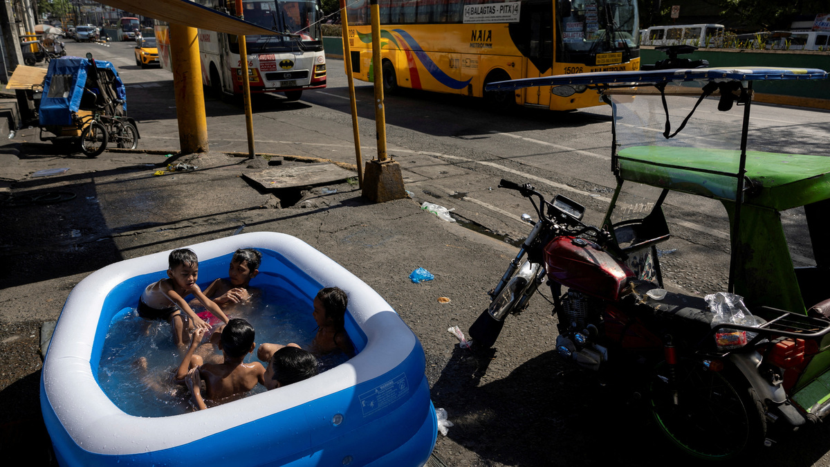 FILE PHOTO: Children swim in an inflatable pool during a hot day in Manila, Philippines, April 29, 2024. REUTERS/Eloisa Lopez/File Photo