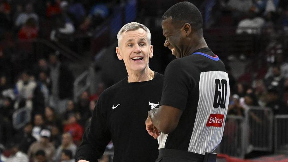  Chicago Bulls coach Billy Donovan laughs with an official. | Matt Marton-Imagn Images 