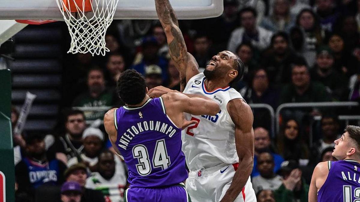  Feb 2, 2023; Milwaukee, Wisconsin, USA; Los Angeles Clippers guard Kawhi Leonard (2) attempts a dunk against Milwaukee Bucks forward Giannis Antetokounmpo (34) in the third quarter at Fiserv Forum. Mandatory Credit: Benny Sieu-Imagn Images | Benny Sieu-Imagn Images 