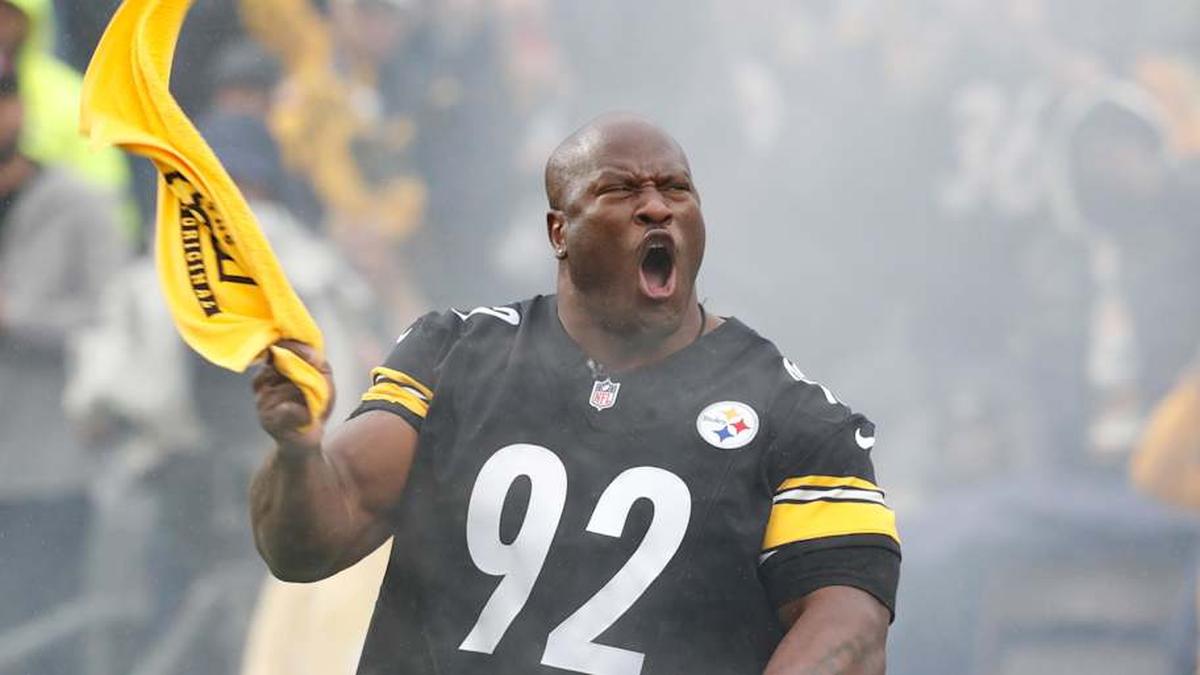  Oct 29, 2023; Pittsburgh, Pennsylvania, USA; Pittsburgh Steelers former linebacker James Harrison (92) leads the Terrible Towel wave against the Jacksonville Jaguars at Acrisure Stadium. Mandatory Credit: Charles LeClaire-Imagn Images | Charles LeClaire-Imagn Images 