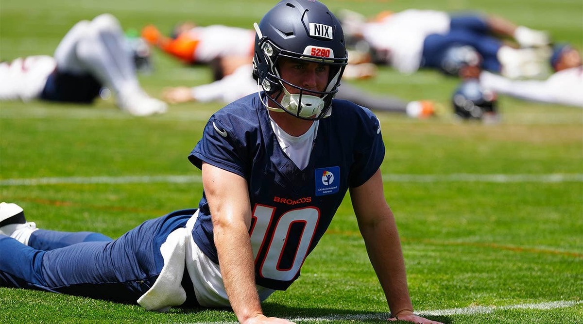  Denver Broncos quarterback Bo Nix warms up during minicamp at Broncos Park. (Credit: Ron Chenoy-Imagn Images)