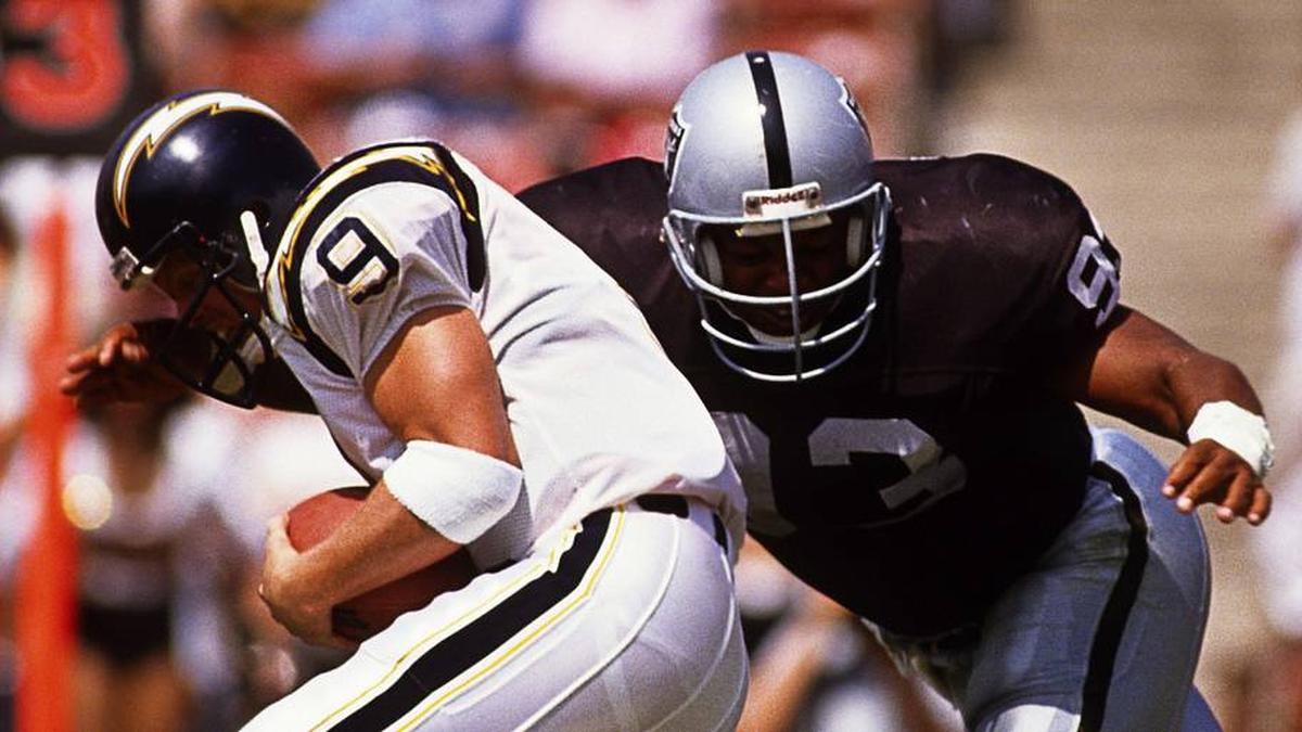  Sep 10, 1989; Los Angeles, CA, USA; FILE PHOTO; Los Angeles Raiders linebacker Greg Townsend (93) in action against San Diego Chargers quarterback Jim McMahon (9) at Los Angeles Memorial Coliseum. Mandatory Credit: Peter Brouillet-USA TODAY NETWORK | Peter Brouillet-Imagn Images 