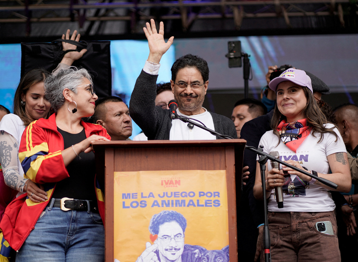 FILE PHOTO: Colombian leftist presidential candidate Ivan Cepeda waves during his closing campaign rally and ahead of the June 21 runoff against right-wing candidate Abelardo De La Espriella, in Bogota, Colombia, June 13, 2026. REUTERS/Sergio Acero/File Photo