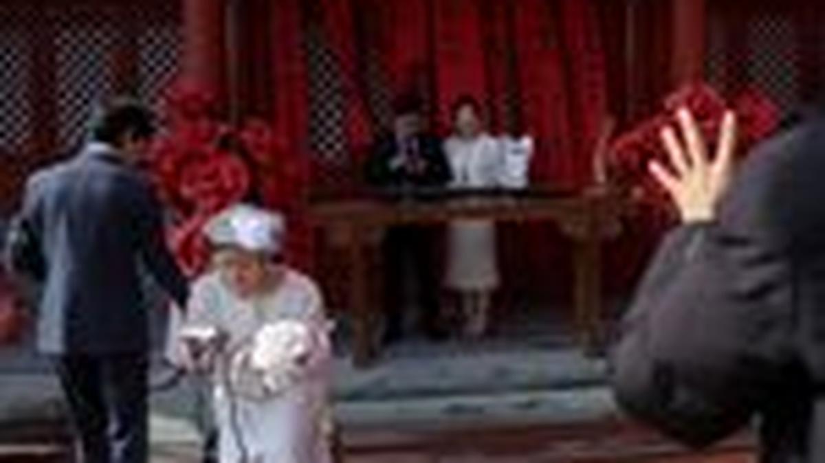 FILE PHOTO: Newlywed couples pose for pictures at the Huguo Guanyin Temple, an outdoor marriage registration site in Beijing, China, October 28, 2025. REUTERS/Tingshu Wang/File Photo