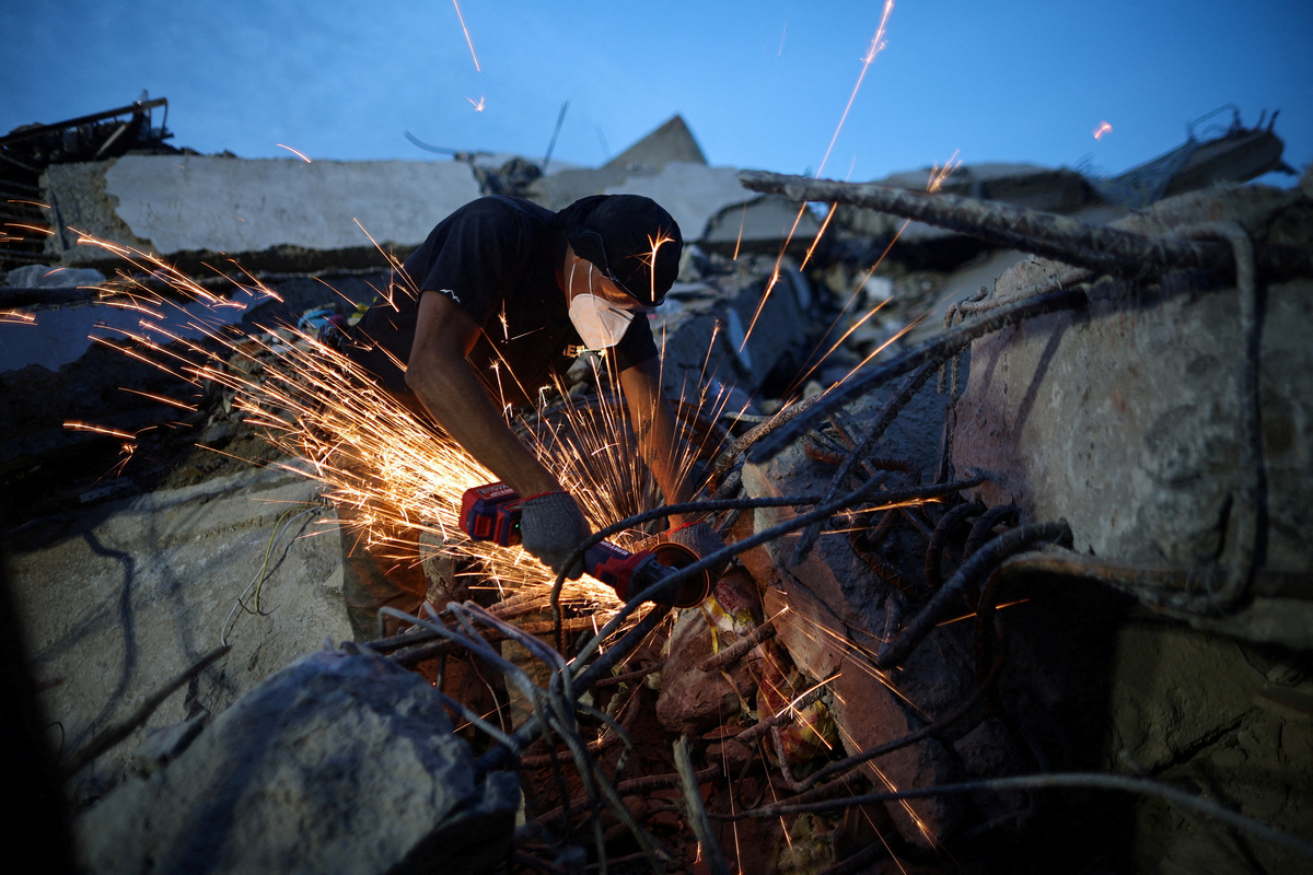 A man uses an angle grinder, at the site of a collapsed building, in the aftermath of the June 24 earthquakes, in La Guaira, Venezuela, July 4, 2026. REUTERS/Adriano Machado