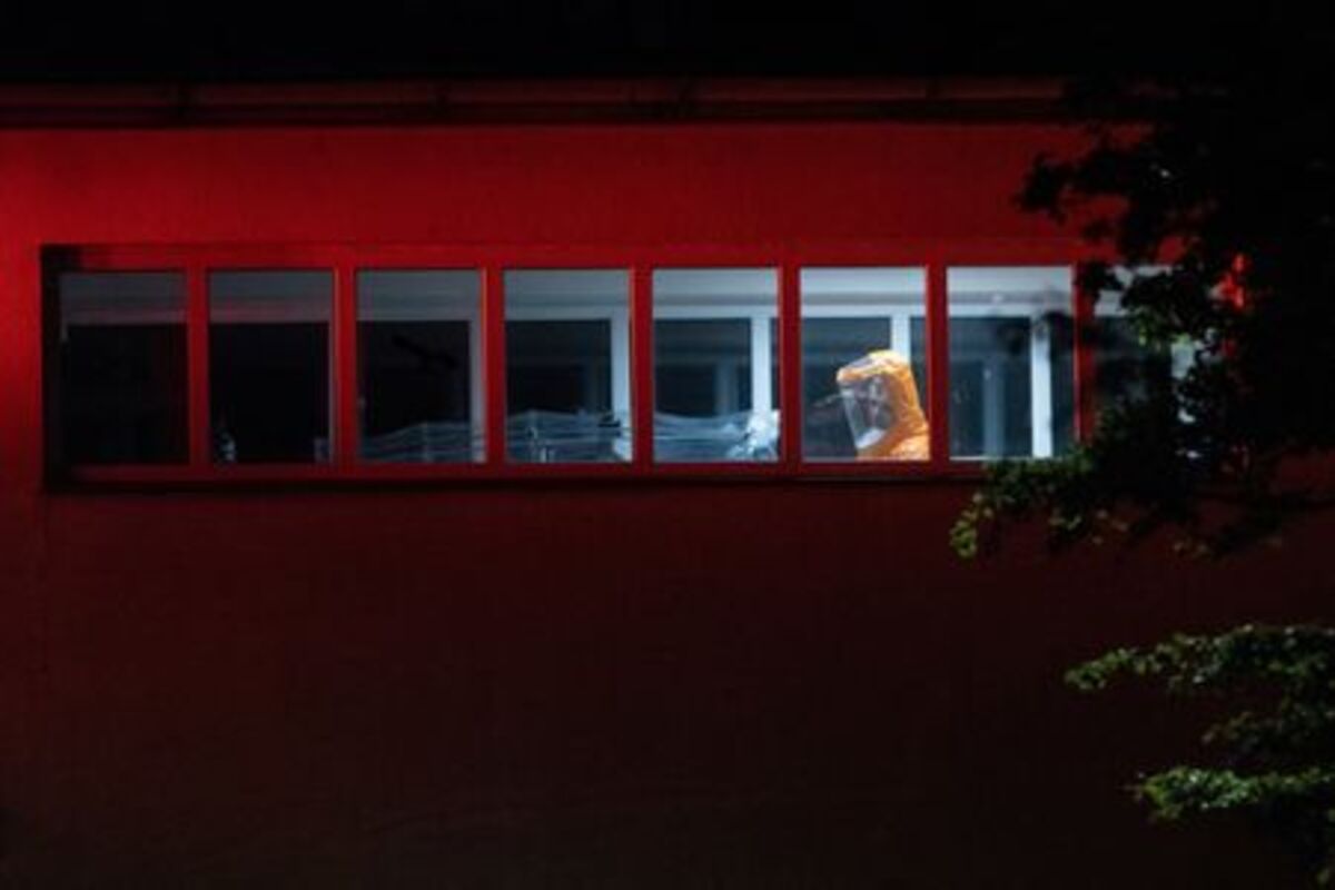 A health worker transports a patient from an ambulance believed to be carrying a U.S. doctor who is being transferred from Uganda to the Faculty Hospital Bulovka after he came into contact with a patient infected with Ebola, after it arrived at the hospital in Prague, Czech Republic, May 21, 2026 REUTERS/Eva Korinkova