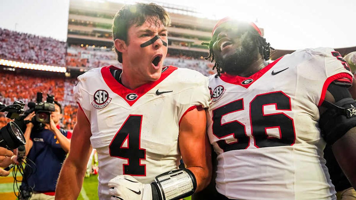  Georgia tight end Oscar Delp (4) and Georgia offensive lineman Micah Morris (56) celebrate their overtime win against Tennessee at Neyland Stadium in Knoxville, Tenn., on Sept. 13, 2025. | Brianna Paciorka/News Sentinel / USA TODAY NETWORK via Imagn Images 
