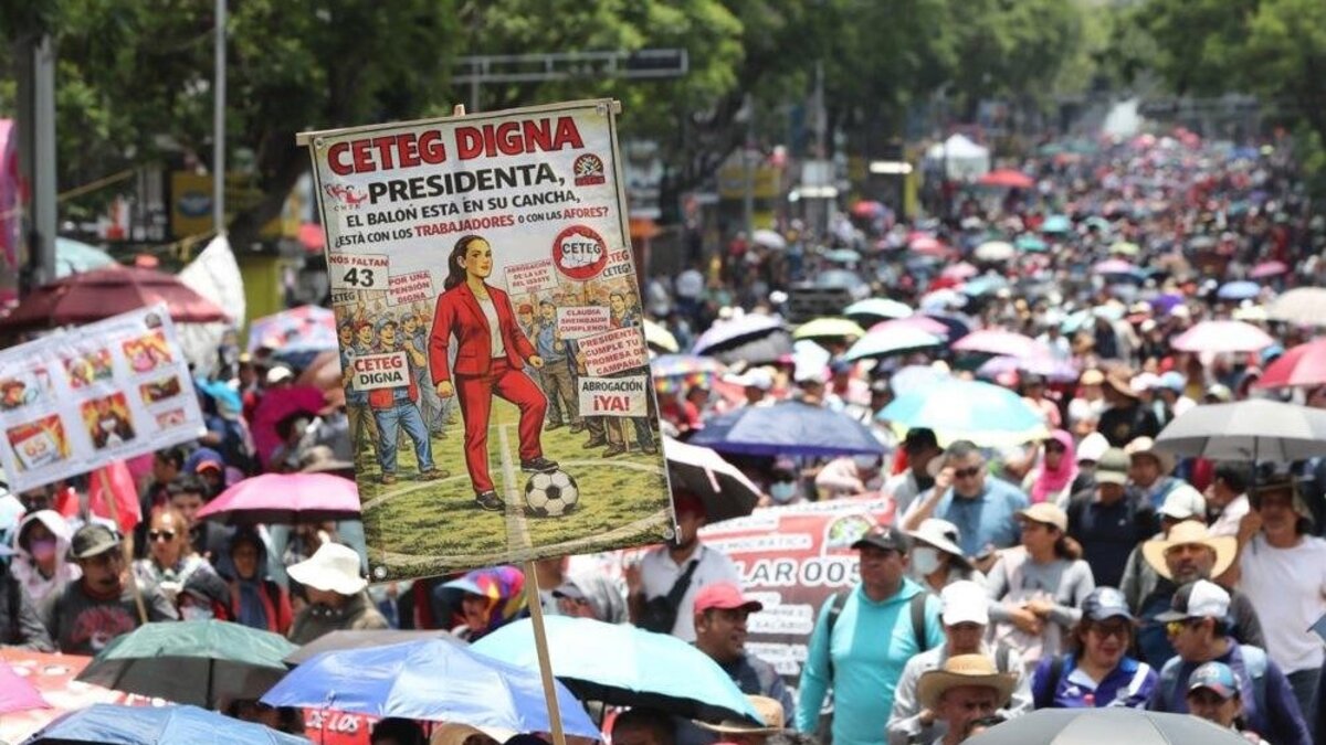  Members of the National Coordination of Education Workers participate in an indefinite national strike in Mexico City to increase pressure on the government to address their labor demands as the 2026 World Cup nears. Photo by Mario Guzman/EPA
