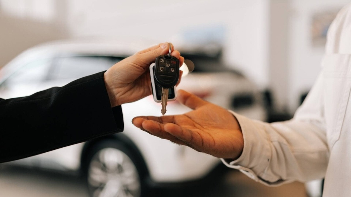 Dave Ramsey advises paying off a car loan with savings rather than dealing with a monthly car payment burden with interest. 