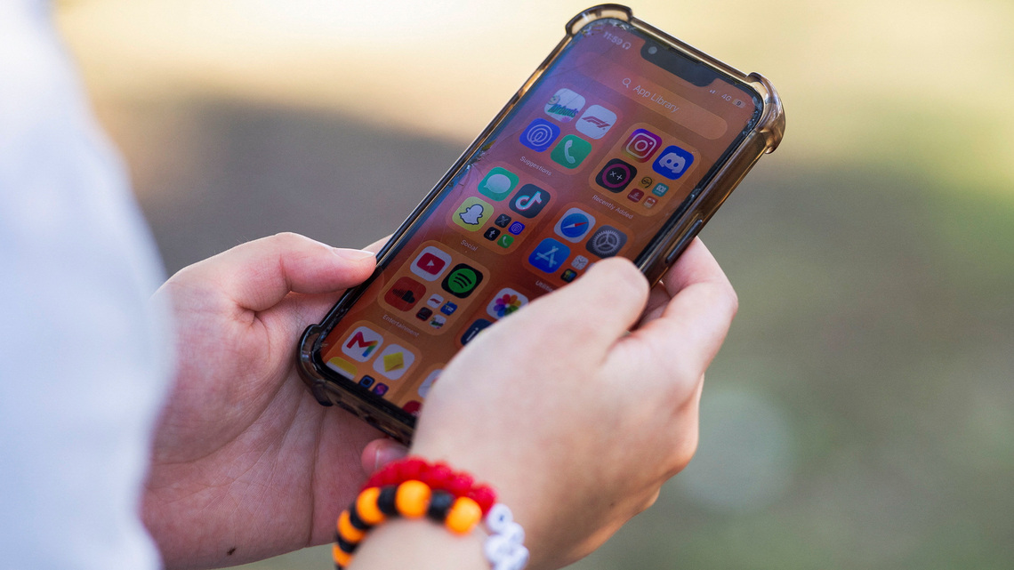 Cell phone locking by carriers should be illegal, Kansas rep says | Opinion