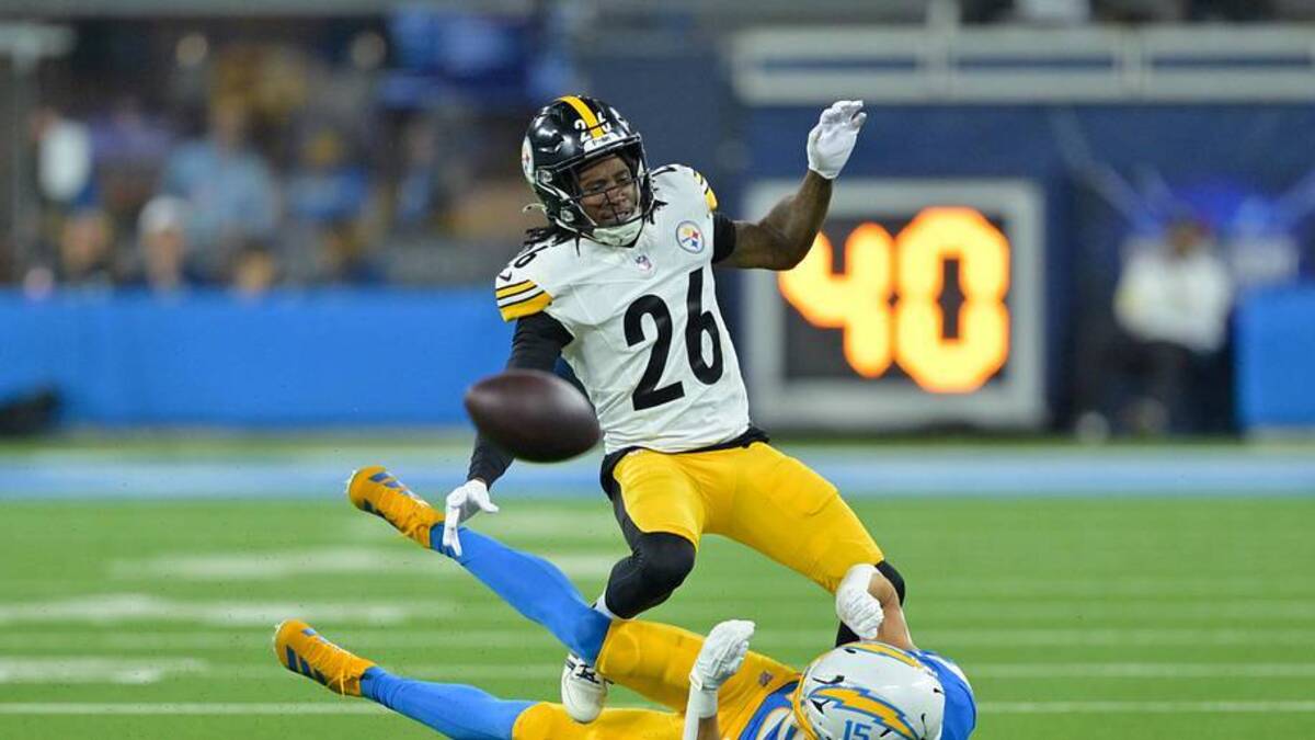  Nov 9, 2025; Inglewood, California, USA; Pittsburgh Steelers cornerback Brandin Echols (26) breaks up a pass intended for Los Angeles Chargers wide receiver Ladd McConkey (15) during the first quarter of the game at SoFi Stadium. Mandatory Credit: Jayne Kamin-Oncea-Imagn Images | Jayne Kamin-Oncea-Imagn Images 