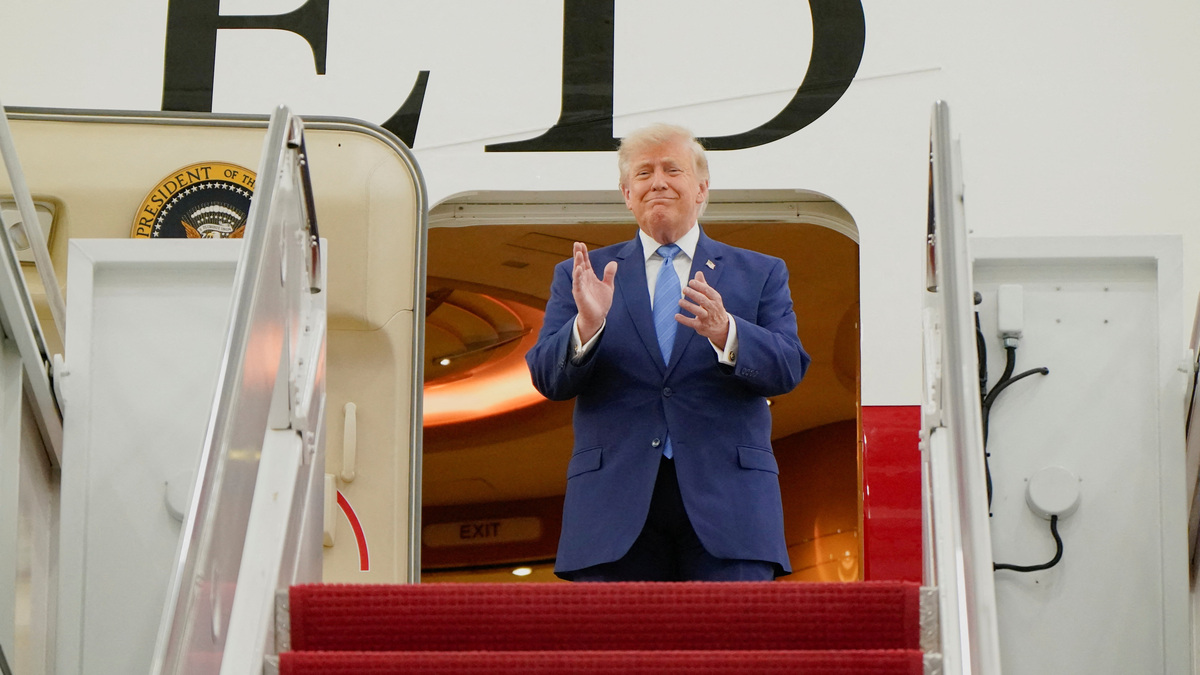 U.S. President Donald Trump applauds as he tours the VC-25B aircraft gifted by Qatar that will be used as Air Force One, at Joint Base Andrews, Maryland, U.S., June 19, 2026. REUTERS/Elizabeth Frantz