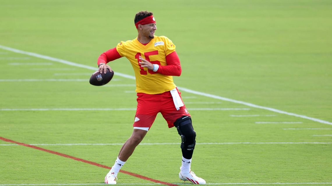 Patrick Mahomes Is Back. His Injured Leg Has Fans Asking Questions. 