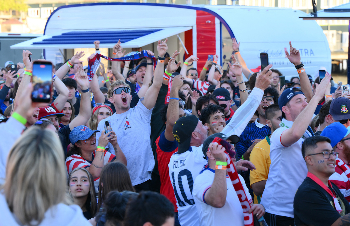Soccer Football - FIFA World Cup 2026 - USA v Paraguay - Fans gather in Seattle - Seattle, Washington, U.S. - June 12, 2026 USA fans celebrate after Giovanni Reyna scored their fourth goal as they watch the match at the waterfront IMAGN IMAGES via Reuters/Steven Bisig