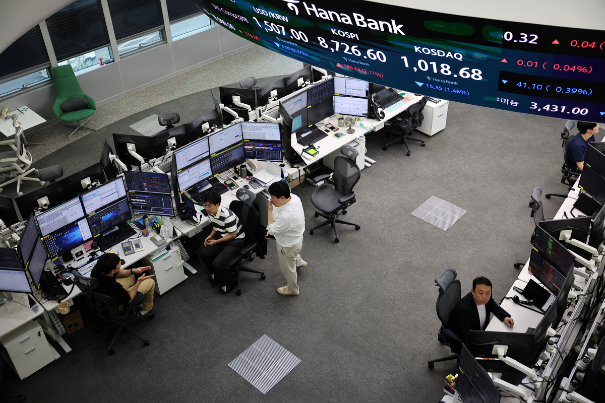 Namkoong Taehun, team manager of S&T Division and FX Platform Business Dept, works a late-night shift in preparation for the launch of South Korea's 24-hour won-dollar trading market from July 6, at Hana Bank's dealing room in Seoul, South Korea, June 16, 2026. REUTERS/Kim Hong-Ji