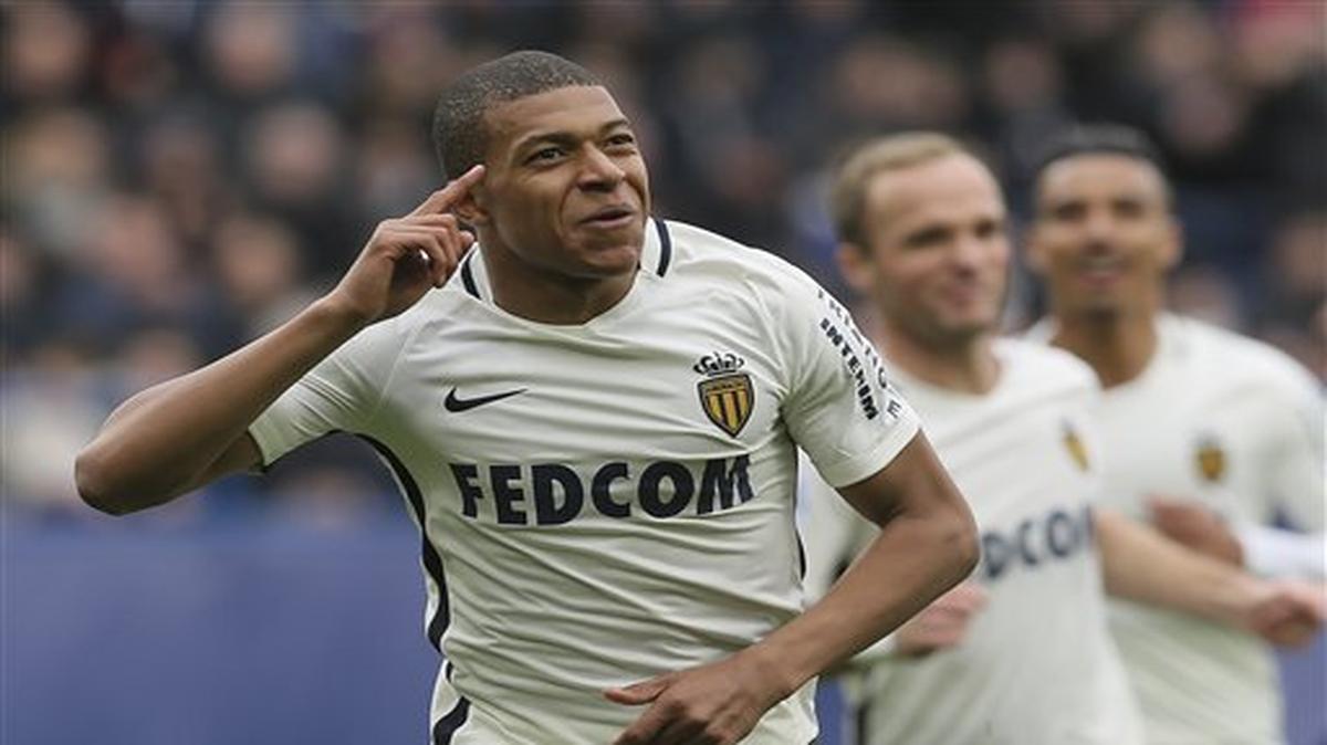 En esta foto de archivo del 19 de marzo de 2017, el jugador de Mónaco, Kylian Mbappé, festeja un gol contra Caen en la liga francesa.