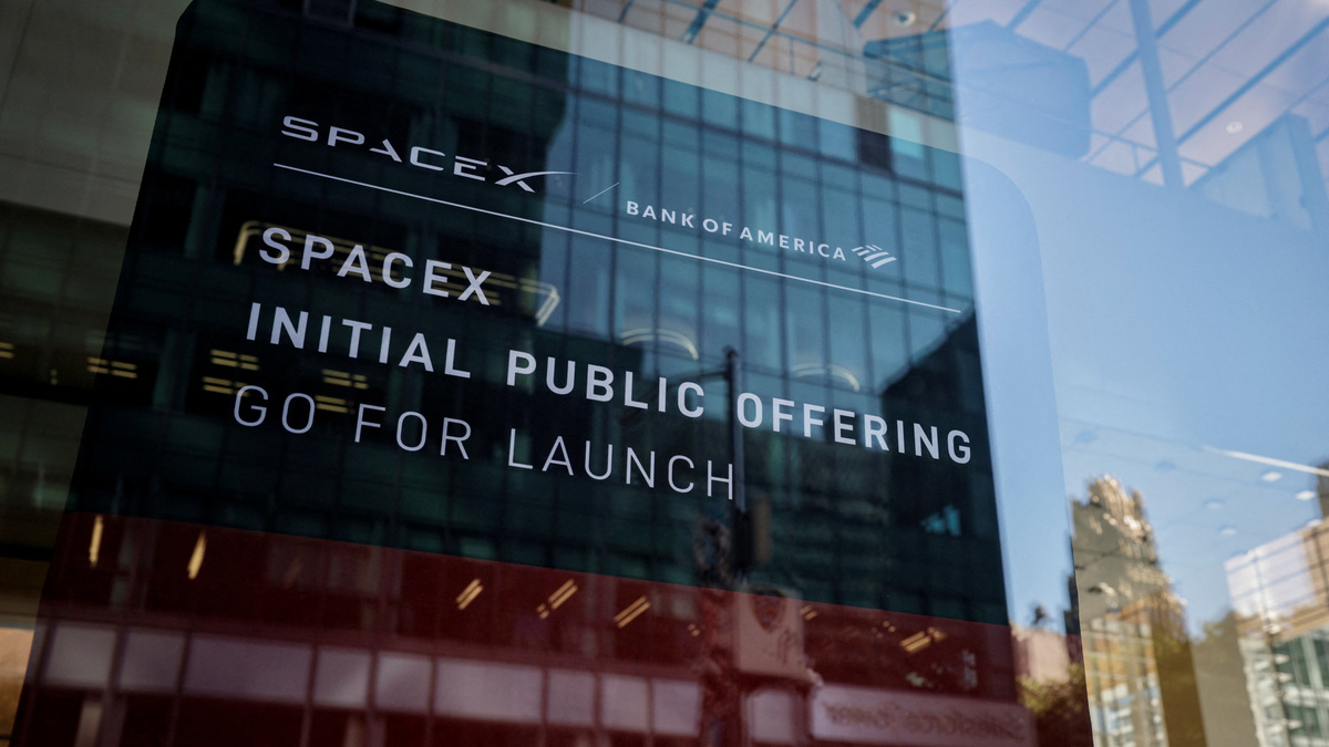 Signage about SpaceX’s initial public offering is displayed at the Bank of America building in New York City on June 4. Elon Musk’s rocket and spacecraft manufacturer on Thursday priced the biggest-ever U.S. initial public offering at $135 per share, making it one of the world’s most valuable companies.